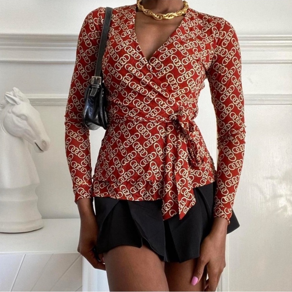 Cabi 3951 Ringleader Chain Print Wrap top